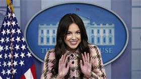 奧利維亞·羅德里戈 (Olivia Rodrigo) 在華盛頓白宮舉行的每日簡報會開始時發表講話。（圖／美聯社／達志影像）