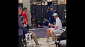 大谷翔平揣摩美式足球動作。（圖／翻攝自IG）