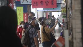 無薪假實施5065人（3）勞動部8日公布最新減班休息（無薪假）統計，這期人數新增940人，整體實施人數破5000人。批發零售業這期和上週相比，大增24家、250人。圖為民眾在一家零售店挑選商品。中央社記者吳家昇攝  110年6月8日