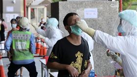 環南市場持續篩檢（1）台北市環南市場發生武漢肺炎（COVID-19，2019冠狀病毒疾病）群聚事件，休市3天，5日持續相關篩檢作業，防堵疫情擴大。中央社記者張皓安攝  110年7月5日