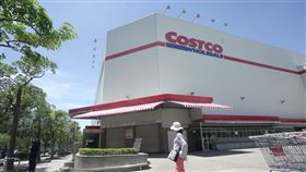 有確診者足跡　好市多內湖店閉館消毒（2）台北市政府15日表示，有確診者曾到過內湖區好市多及IKEA，通知業者後，業者決定停業一天並做完整清潔、消毒。民眾上午前往好市多內湖店時才知道暫停營業。中央社記者裴禛攝　110年7月15日