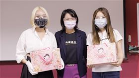 微康電子商務發起愛心公益買咖啡活動。微康CEO劉湘萍(左)、勵馨副執行長王怡雯(中)、微康公益大使詹如玉(右)。