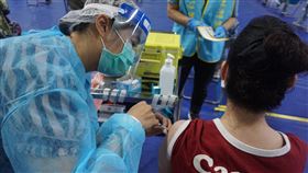 金門配合試辦莫德納疫苗專案　剩800餘劑金門縣政府表示，配合中央COVID-19疫苗預約平台在離島試辦的莫德納疫苗注射專案，15日是縣府大型接種站施打最後一天，衛生局表示，經盤點，預估莫德納疫苗約剩800餘劑，17日起開放1至10類對象接種。中央社記者黃慧敏攝　110年7月15日