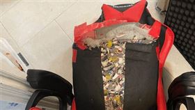 淘寶電競椅，割開內部像回收垃圾，圖／翻攝自連登討論區