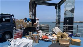 防疫交通減班  馬祖民生物資配送受影響（2）民眾防疫期間網購量增，馬祖各離島貨物轉運須配合島際交通船期，貨物量大、易因船運空間不足承載而受影響。北竿碼頭常見貨運包裹隨島際船班配送。中央社記者邱筠攝  110年7月16日