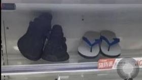 桃園市詹姓男子等4人將藍白拖塞進鮮食櫃遭起訴。（圖／翻攝自臉書專頁《靠北7-11》）