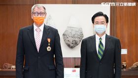 外交部長吳釗燮頒贈德國在台協會處長王子陶特種外交獎章（圖／外交部提供）