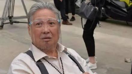 坐輪椅頭髮白　洪金寶消瘦現身菜市場