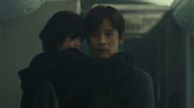 緊急迫降__李炳憲在電影中飾演即使有飛行恐懼症，仍為了女兒一起搭上飛機的乘客一角圖翻攝自SHOWBOX 쇼박스　YouTube