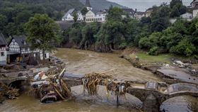 歐洲西部爆發劇烈洪災，強降雨導致數人死亡，數百人失踪，圖／美聯社／達志影像