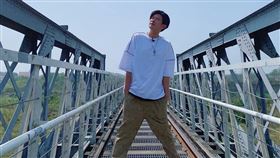 顏永烈疫情都在家陪小孩。(圖／翻攝臉書）