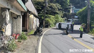 北宜彎不過撞山壁翻覆　駕駛骨折送醫