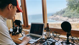 馬祖首部Podcast上線（1）首部以馬祖為主題的Podcast節目上線，自主經營節目的傅承緯（圖）在定居的津沙聚落錄音，希望用新方式帶領聽眾認識不同的馬祖。（傅承緯提供）中央社記者邱筠馬祖傳真  110年7月17日
