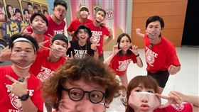 納豆曬出外景節目開拍的照片，所有人不僅戴一層醫療口罩，外面更加上印有下半臉五官的「特製口罩」。（圖／翻攝臉書）