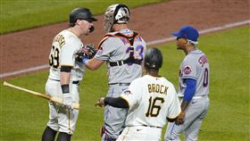 ▲諾戈斯基（John Nogowski）、史卓曼（Marcus Stroman）起口角，兩隊板凳清空。（圖／美聯社／達志影像）