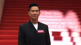 張家輝在跟空姐合照，紳士動作被網大讚。(圖／翻攝自微博）