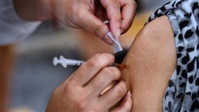 北市長者施打疫苗（1）台北市85歲以上長者開始接種武漢肺炎疫苗，16日前來接種疫苗的民眾已較前一日減少，也未發生提早前來排隊現象，圖為台北市國泰醫院設置在松菸的接種站，醫護人員為長輩注射疫苗。中央社記者王飛華攝  110年6月16日