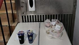 外送員的奇聞怪事／公寓提供桌子供外送員擺放　他驚呼：防疫觀念太強了。（圖／翻攝自外送員的奇聞怪事）