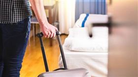 一名男子倒臥西門町一間旅店房間，大腿中刀傷。（示意圖／pixabay）