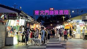 微解封後首個週末　花蓮東大門夜市現人潮（2）COVID-19（2019冠狀病毒疾病）全國疫情3級警戒13日起微解封，花蓮縣政府規定，微解封期間東大門夜市僅恢復非遊戲店家營業，餐飲業只能外帶，並實施人數控管，最大總人數2500人；微解封後首個週六夜，東大門夜市晚間湧入逾2000人入園。中央社記者張祈攝  110年7月17日