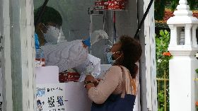 曼谷疫情嚴峻民眾前往篩檢站