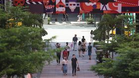 微解封後首個週末　信義商圈人潮增多（3）國內COVID-19（2019冠狀病毒疾病）疫情穩定趨緩，17 日僅新增8例本土個案，為3級警戒以來新低。微解封後首個週末假日，台北信義商圈廣場人潮明顯增加，民眾把握好天氣外出散心透氣。中央社記者張新偉攝  110年7月17日