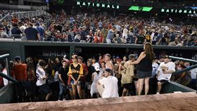 華盛頓國民球場傳出槍擊事件，球迷紛紛躲避。（圖／美聯社／達志影像）