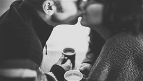 綠帽,女友,男友,第六感,劈腿,pixabay,情侶,親親,證據