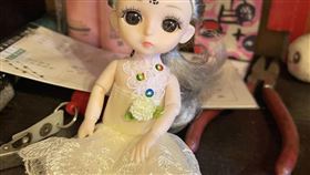 女兒嗨玩新娃娃⋯媽一看正臉見「額頭詭符」嚇壞：是古曼童