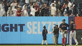 洋基球迷和紅襪Alex Verdugo爭執。（圖／美聯社／達志影像）