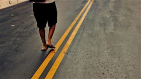 16:9
拖鞋 流浪漢 走路 馬路 大街 雙黃線 違規
圖／翻攝自pixabay
https://pixabay.com/images/id-690354/