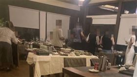 陳政聞否認群聚用餐　屏縣府：還在調查中行政院南部聯合服務中心執行長陳政聞被爆疑違反防疫規定，13日在屏東牡丹灣villa群聚吃火鍋。陳政聞18日澄清未在群聚場所用餐；屏東縣政府則表示，還在調查中。圖為當天群聚狀況。（民眾提供）中央社記者郭芷瑄傳真　110年7月18日