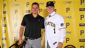 ▲海盜簽下選秀狀元戴維斯（Henry Davis）。（圖／翻攝自海盜臉書）