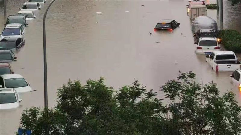 大雨強襲北京！街道變河道「車全泡水裡」地鐵站現小瀑布 | 國際 | 三立新聞網 SETN.COM - Vimarsana News