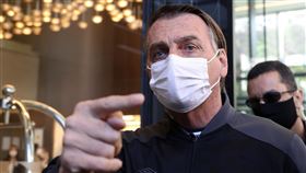 巴西總統波索納洛因腸阻塞入院治療4天後，於當地時間18日出院。（圖／路透社／達志影像）