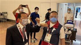 謝長廷迎接台灣選手駐日代表謝長廷（圖左）在羽田機場與中華奧會主席林鴻道互碰手臂，招呼加油打氣。中央社記者楊明珠東京攝  110年7月19日