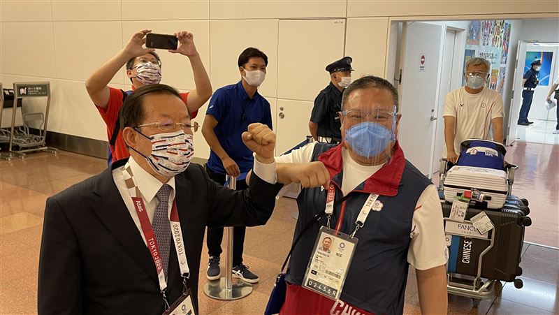 台灣選手抵日完成檢疫　謝長廷接機