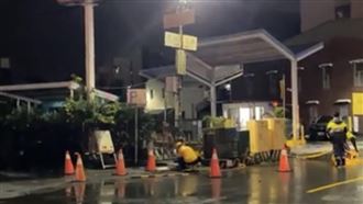 新／高雄女疑遭電擊　突倒地命危送醫