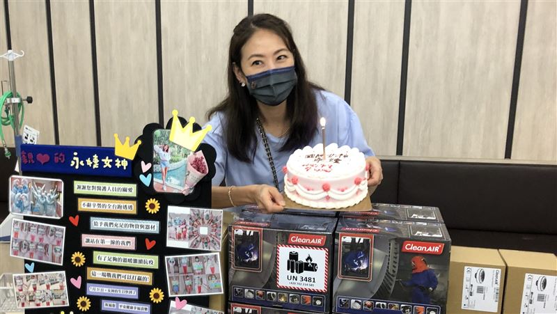 賈永婕奔波捐醫材　獲贈蛋糕提前慶生