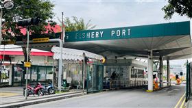 新加坡裕廊漁港群聚擴大　本土案例暴增163起新加坡19日本土案例暴增163例，其中106人與裕廊漁港感染群有關。圖為裕廊漁港出入口。中央社記者侯姿瑩新加坡攝　110年7月19日