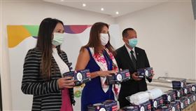 駐巴西代表張崇哲與賈欣雅合影駐巴西代表張崇哲（右）與戈亞斯州長夫人賈欣雅（Gracinha Caiado，中）16日共同主持15萬口罩捐贈儀式。（駐巴西代表處提供）中央社記者唐雅陵聖保羅傳真  110年07月20日