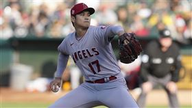 ▲大谷翔平6局8K無失分，投完球又去守外野。（圖／美聯社／達志影像）