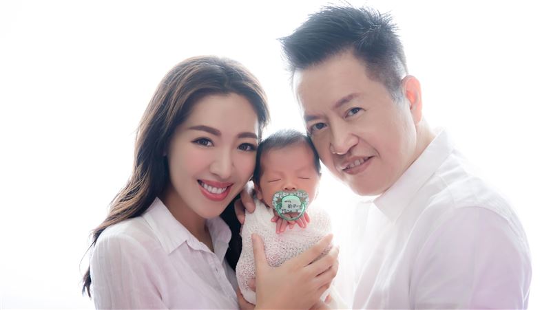 漲奶餵飽兒　選美皇后曬兒寫真萌翻了