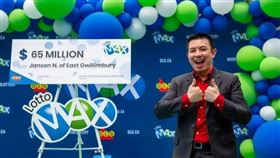 ▲華裔吳先生開心領頭獎。（圖／翻攝自Lotto MAX官網）