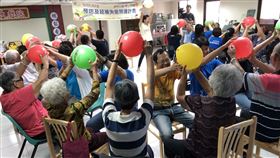 光田醫院龍井失智社區服務據點辦理班親會，邀請家人和長輩、醫師、照服員一同上音樂輔療課，隨音樂擺動，現場氣氛熱絡。（圖／光田醫院提供）