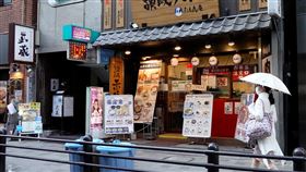 日本疫情升溫，厚生省也通過核准抗體雞尾酒療法藥物，治療新冠肺炎輕症。（圖／路透社／達志影像）