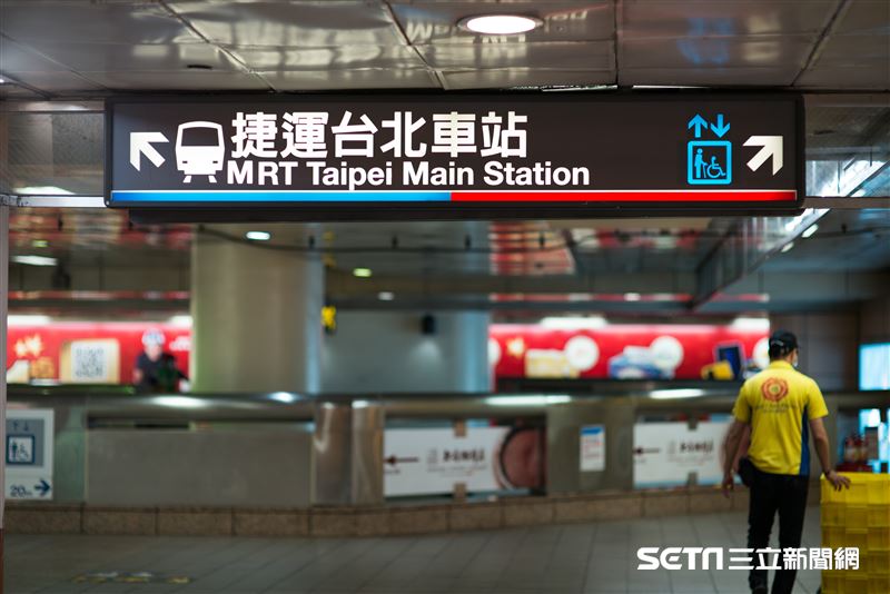 北捷北車驚傳衝突!2男搭手扶梯火爆互毆