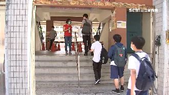 獨／大批學生返校園　家長憂防疫破口