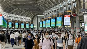 日本專家：東京7月中恐日增逾1500例日本東京都2019冠狀病毒疾病（COVID-19）疫情持續升溫。專家試算，日本政府若不採取強硬防疫對策，東京都到7月中旬每天新增確診病例恐將超過1500例。圖為7 日東京都品川車站人潮。中央社記者楊明珠東京攝  110年7月7日