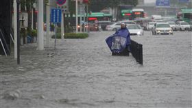中國河南省近日降下暴雨，鄭州市城區20日嚴重淹水。（圖／路透社／達志影像）